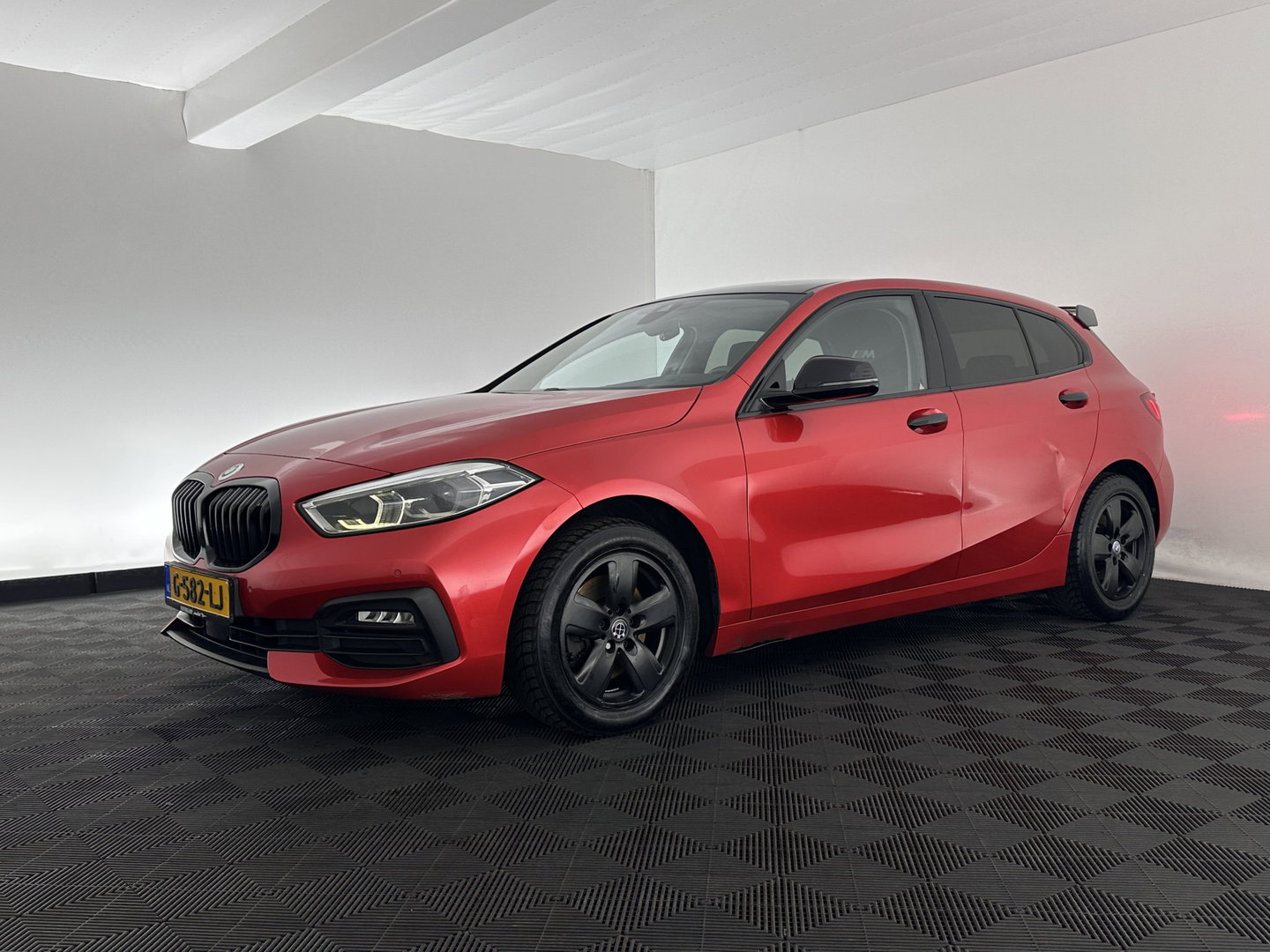 BMW 1-serie 116D Executive Edition *DIGI-COCKPIT | FULL-LED | NAVI-FULLMAP | AMBIENTLIGHT | CRUISE | KEYLESS | PRIVACY-GLASS | ECC | PDC | 16"ALU*
