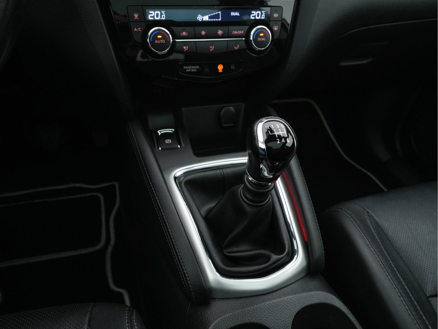 Nissan QASHQAI 1.2 Tekna *PANO | LEATHER | TOPVIEW | BLINDSPOT | LED-LIGHTS | NAVI-FULLMAP | HEATED-COMFORTSEATS | KEYLESS | DAB+ | PRIVACY-GLASS | ECC | AMBIENTLIGHT | LANE-ASSIST | PDC | TOWBAR | 19''ALU*