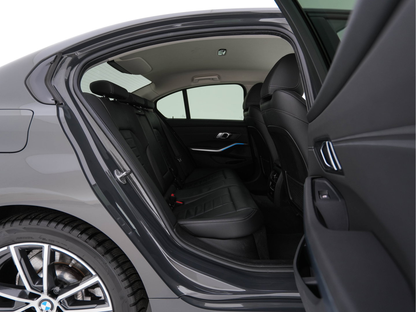 BMW 3-serie 330e eDrive Edition (Plug-In) (INCL-BTW) Aut. *LEATHER | FULL-LED | DIGI-COCKPIT | HEATED-SPORTSEATS | PRIVACYGLASS | AMBIENTLIGHT | DAB | NAVI-FULLMAP | ECC | CARPLAY | PDC | CRUI/SE | 18''ALU*