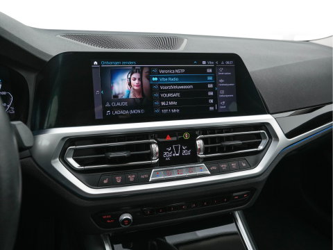 BMW 3-serie 330e eDrive Edition (Plug-In) (INCL-BTW) Aut. *LEATHER | FULL-LED | DIGI-COCKPIT | HEATED-SPORTSEATS | PRIVACYGLASS | AMBIENTLIGHT | DAB | NAVI-FULLMAP | ECC | CARPLAY | PDC | CRUI/SE | 18''ALU*