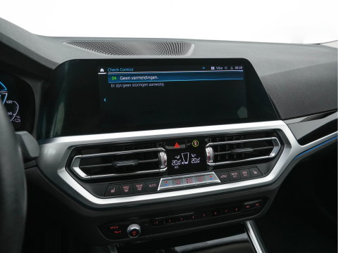 BMW 3-serie 330e eDrive Edition (Plug-In) (INCL-BTW) Aut. *LEATHER | FULL-LED | DIGI-COCKPIT | HEATED-SPORTSEATS | PRIVACYGLASS | AMBIENTLIGHT | DAB | NAVI-FULLMAP | ECC | CARPLAY | PDC | CRUI/SE | 18''ALU*