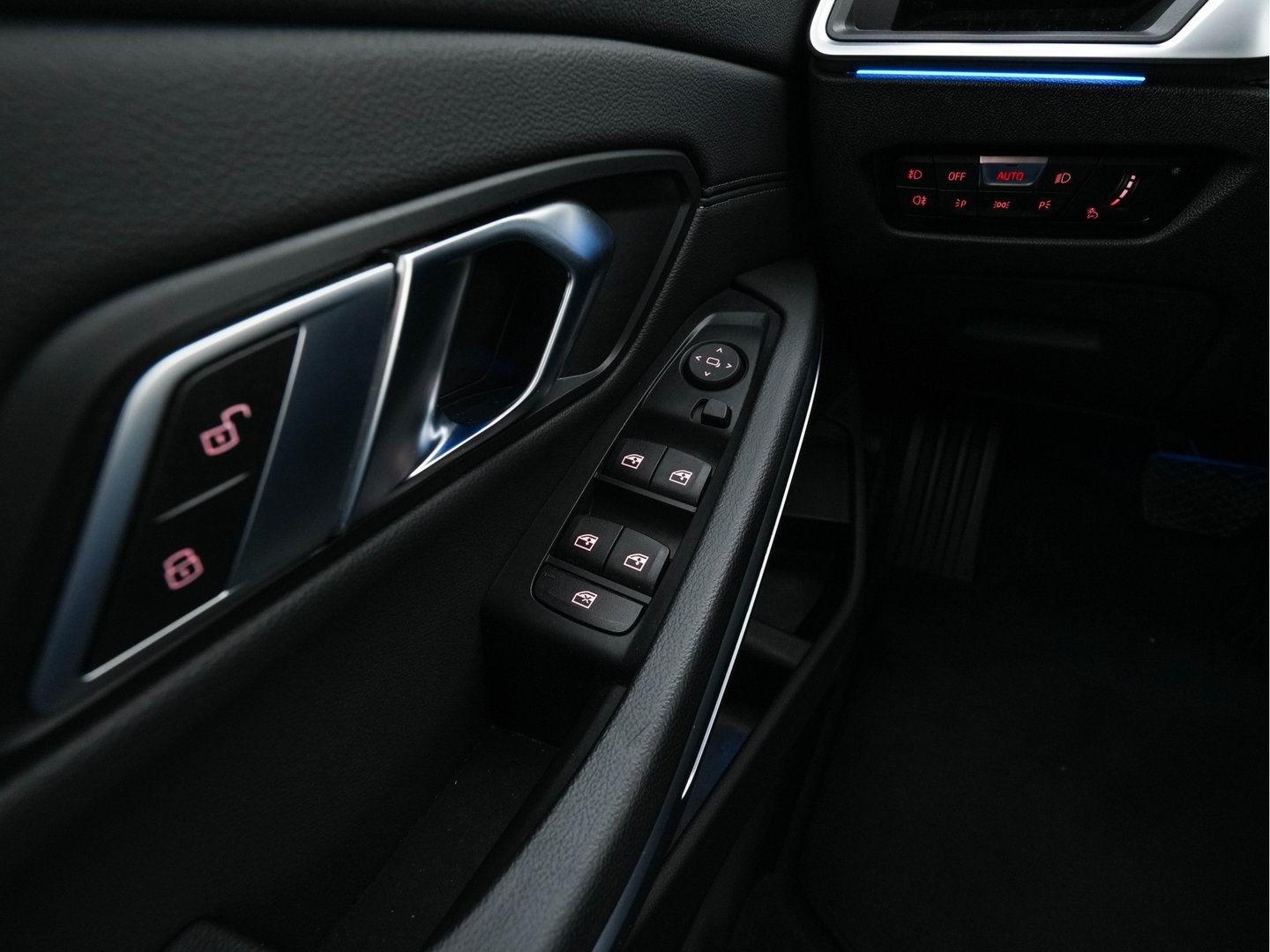 BMW 3-serie 330e eDrive Edition (Plug-In) (INCL-BTW) Aut. *LEATHER | FULL-LED | DIGI-COCKPIT | HEATED-SPORTSEATS | PRIVACYGLASS | AMBIENTLIGHT | DAB | NAVI-FULLMAP | ECC | CARPLAY | PDC | CRUI/SE | 18''ALU*