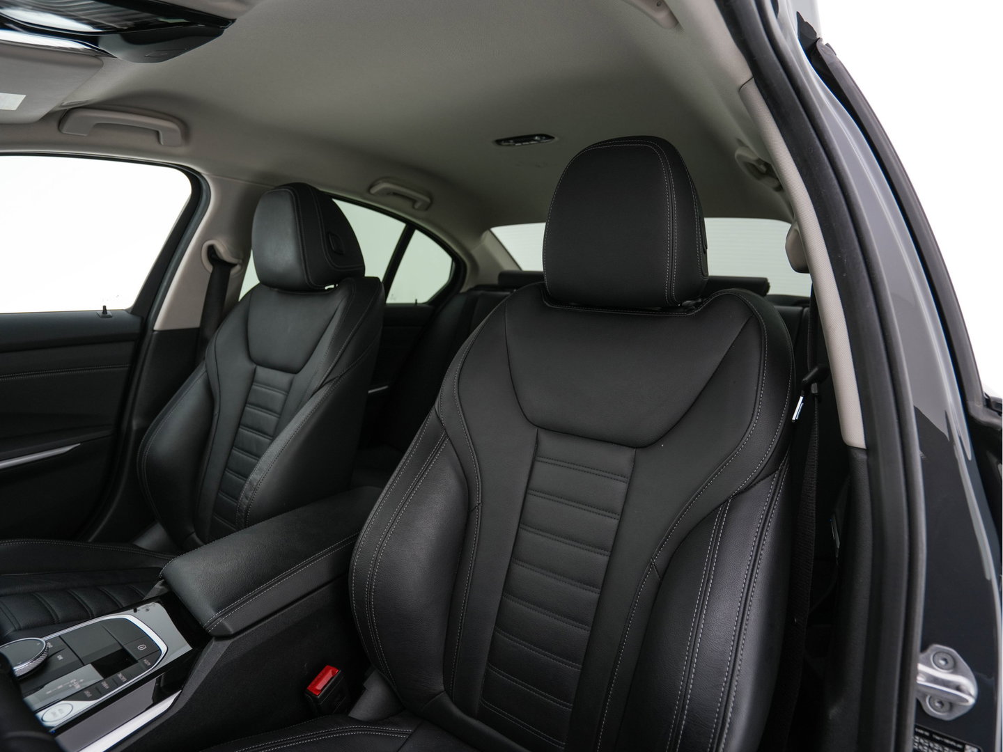 BMW 3-serie 330e eDrive Edition (Plug-In) (INCL-BTW) Aut. *LEATHER | FULL-LED | DIGI-COCKPIT | HEATED-SPORTSEATS | PRIVACYGLASS | AMBIENTLIGHT | DAB | NAVI-FULLMAP | ECC | CARPLAY | PDC | CRUI/SE | 18''ALU*