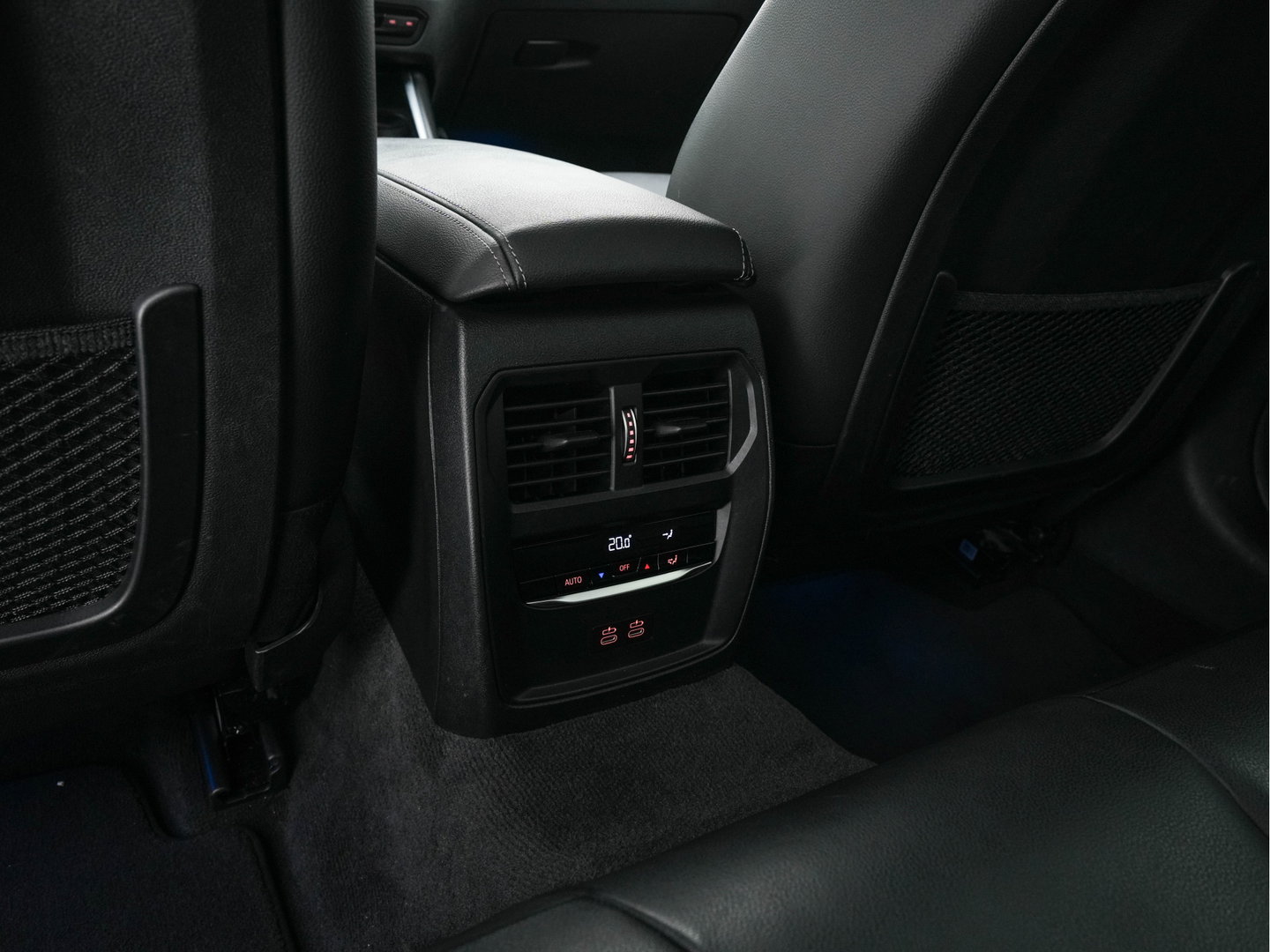BMW 3-serie 330e eDrive Edition (Plug-In) (INCL-BTW) Aut. *LEATHER | FULL-LED | DIGI-COCKPIT | HEATED-SPORTSEATS | PRIVACYGLASS | AMBIENTLIGHT | DAB | NAVI-FULLMAP | ECC | CARPLAY | PDC | CRUI/SE | 18''ALU*