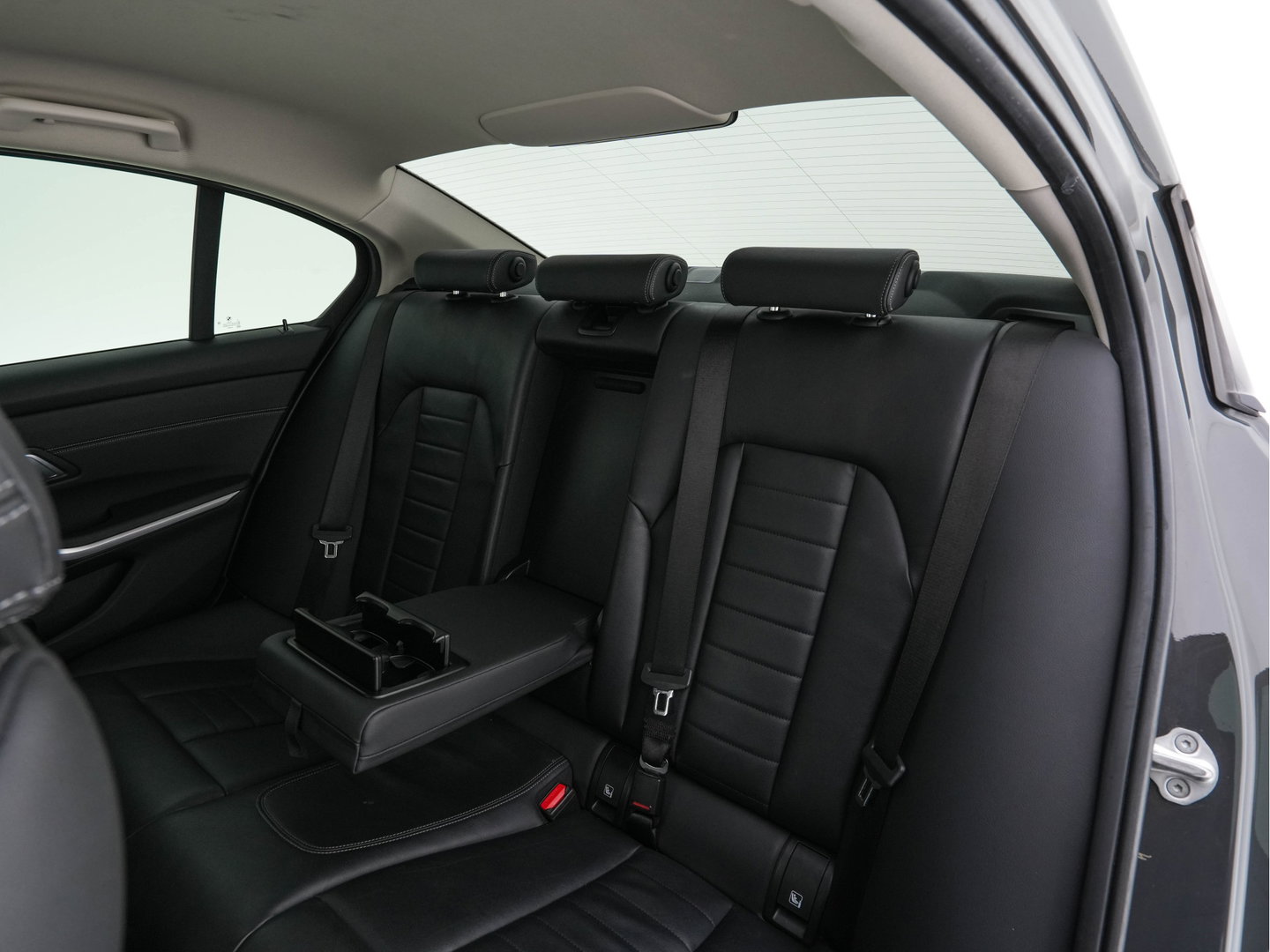 BMW 3-serie 330e eDrive Edition (Plug-In) (INCL-BTW) Aut. *LEATHER | FULL-LED | DIGI-COCKPIT | HEATED-SPORTSEATS | PRIVACYGLASS | AMBIENTLIGHT | DAB | NAVI-FULLMAP | ECC | CARPLAY | PDC | CRUI/SE | 18''ALU*