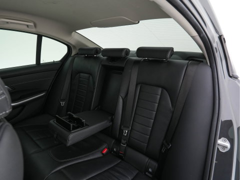 BMW 3-serie 330e eDrive Edition (Plug-In) (INCL-BTW) Aut. *LEATHER | FULL-LED | DIGI-COCKPIT | HEATED-SPORTSEATS | PRIVACYGLASS | AMBIENTLIGHT | DAB | NAVI-FULLMAP | ECC | CARPLAY | PDC | CRUI/SE | 18''ALU*