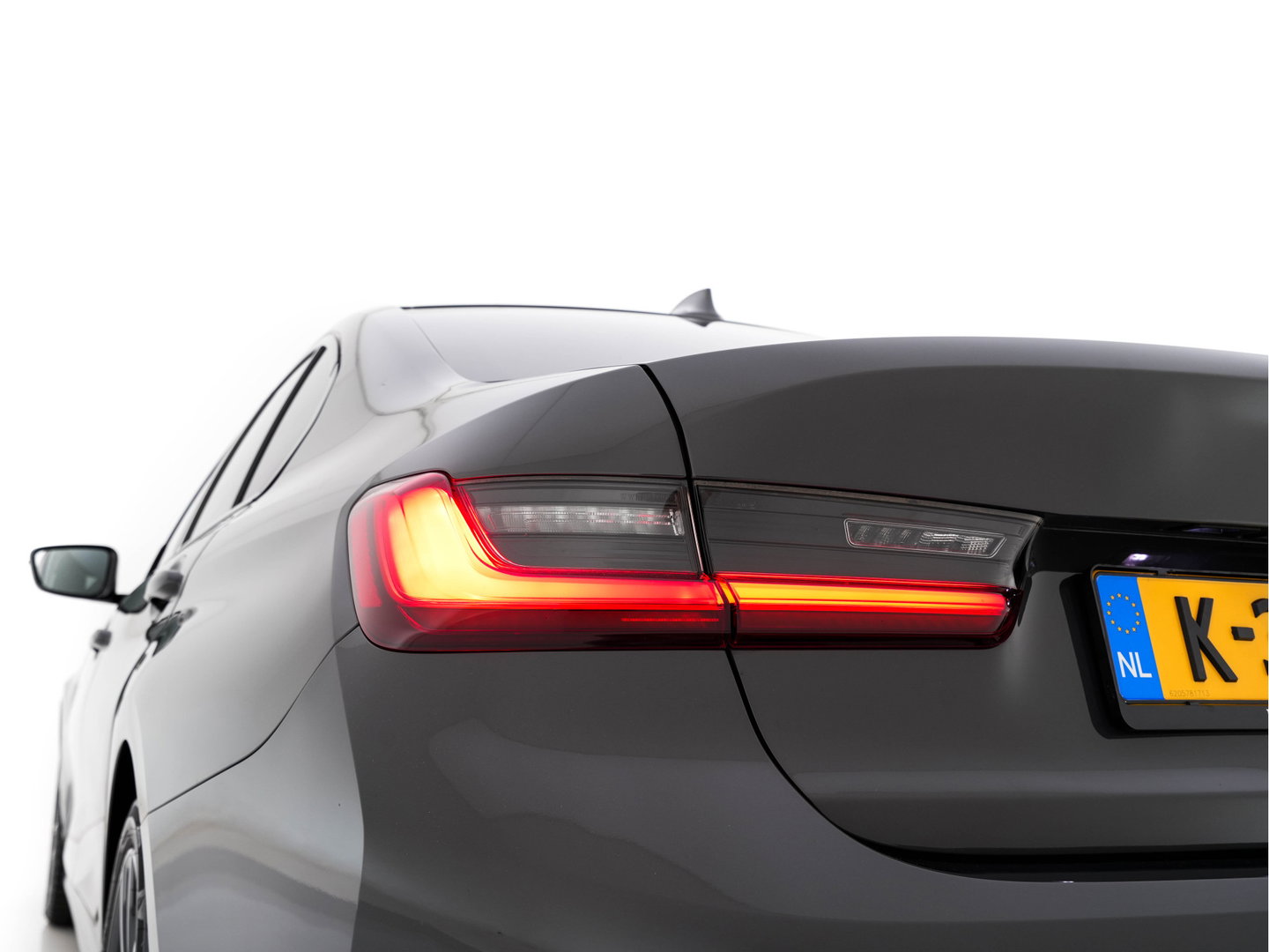 BMW 3-serie 330e eDrive Edition (Plug-In) (INCL-BTW) Aut. *LEATHER | FULL-LED | DIGI-COCKPIT | HEATED-SPORTSEATS | PRIVACYGLASS | AMBIENTLIGHT | DAB | NAVI-FULLMAP | ECC | CARPLAY | PDC | CRUI/SE | 18''ALU*