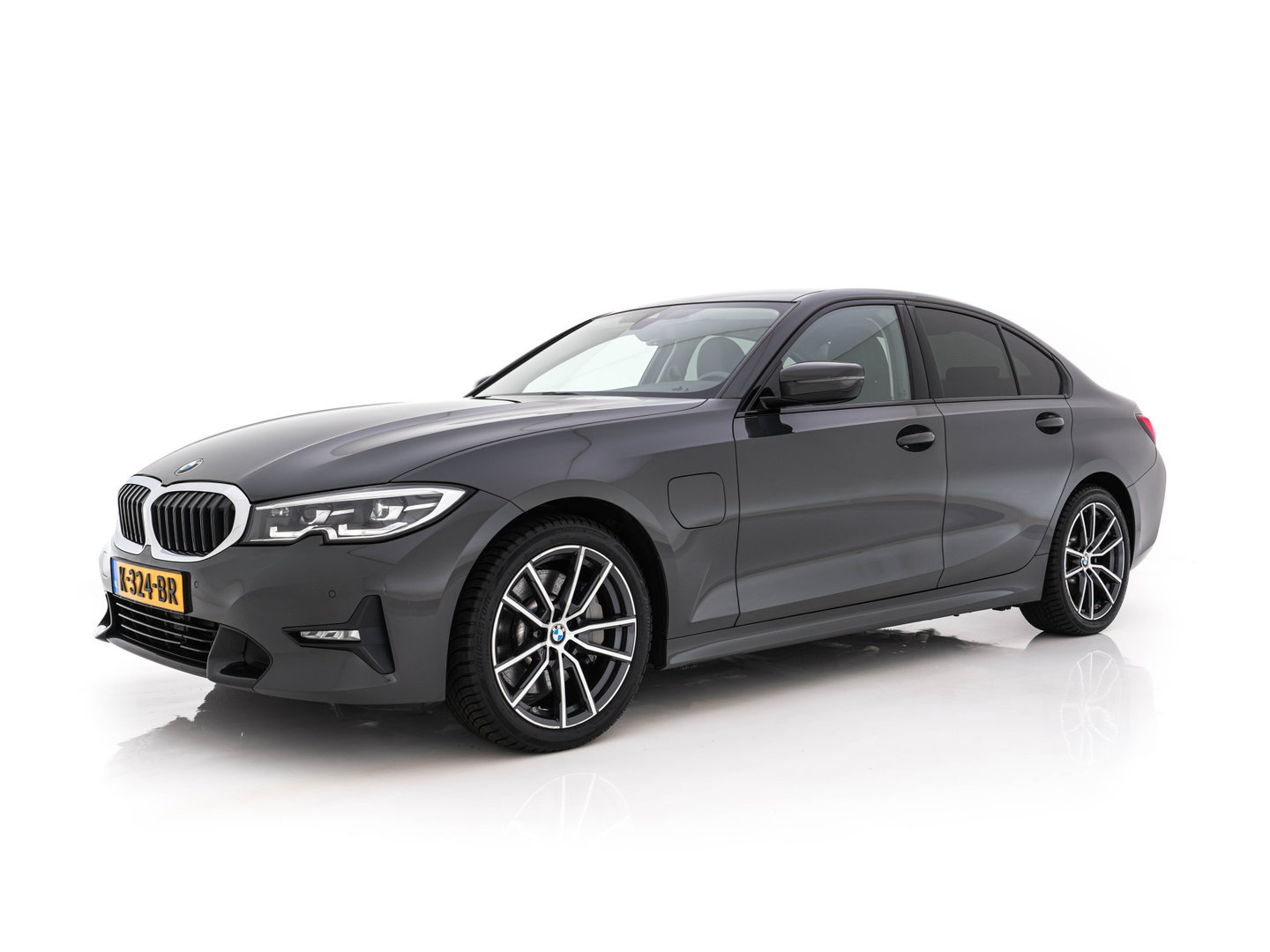 BMW 3-serie 330e eDrive Edition (Plug-In) (INCL-BTW) Aut. *LEATHER | FULL-LED | DIGI-COCKPIT | HEATED-SPORTSEATS | PRIVACYGLASS | AMBIENTLIGHT | DAB | NAVI-FULLMAP | ECC | CARPLAY | PDC | CRUI/SE | 18''ALU*