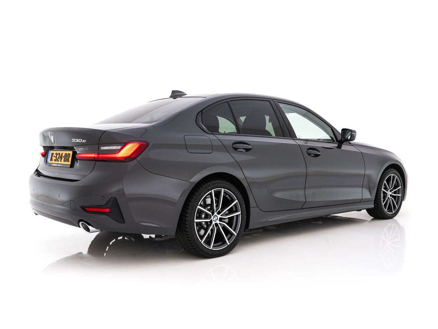 BMW 3-serie 330e eDrive Edition (Plug-In) (INCL-BTW) Aut. *LEATHER | FULL-LED | DIGI-COCKPIT | HEATED-SPORTSEATS | PRIVACYGLASS | AMBIENTLIGHT | DAB | NAVI-FULLMAP | ECC | CARPLAY | PDC | CRUI/SE | 18''ALU*