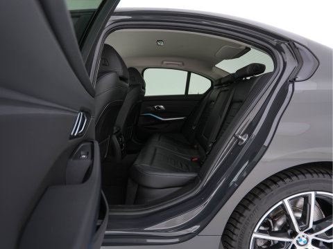 BMW 3-serie 330e eDrive Edition (Plug-In) (INCL-BTW) Aut. *LEATHER | FULL-LED | DIGI-COCKPIT | HEATED-SPORTSEATS | PRIVACYGLASS | AMBIENTLIGHT | DAB | NAVI-FULLMAP | ECC | CARPLAY | PDC | CRUI/SE | 18''ALU*