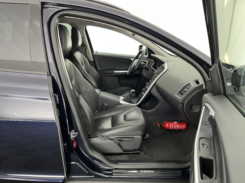 Volvo XC60 2.0 D3 FWD Momentum *LEATHER | NAVI-FULLMAP | COMFORTSEATS | ECC | PDC | CRUISE | PRIVACYGLASS | TOWBAR | 17''ALU*