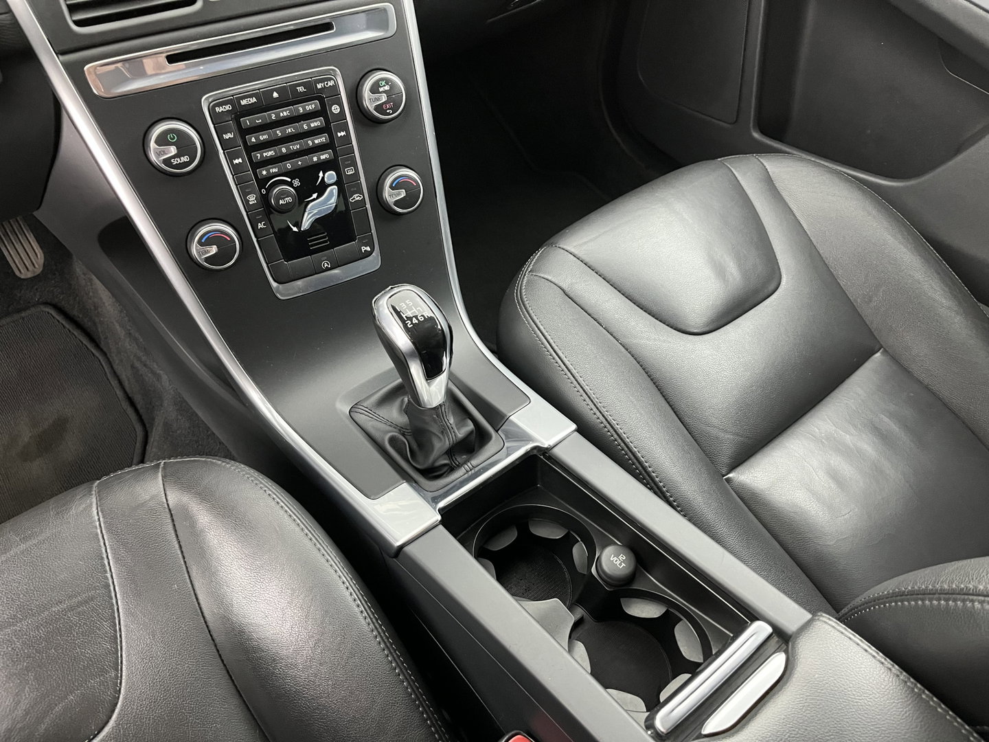 Volvo XC60 2.0 D3 FWD Momentum *LEATHER | NAVI-FULLMAP | COMFORTSEATS | ECC | PDC | CRUISE | PRIVACYGLASS | TOWBAR | 17''ALU*