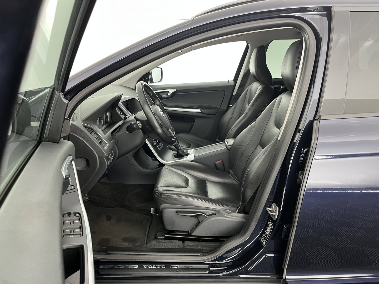 Volvo XC60 2.0 D3 FWD Momentum *LEATHER | NAVI-FULLMAP | COMFORTSEATS | ECC | PDC | CRUISE | PRIVACYGLASS | TOWBAR | 17''ALU*