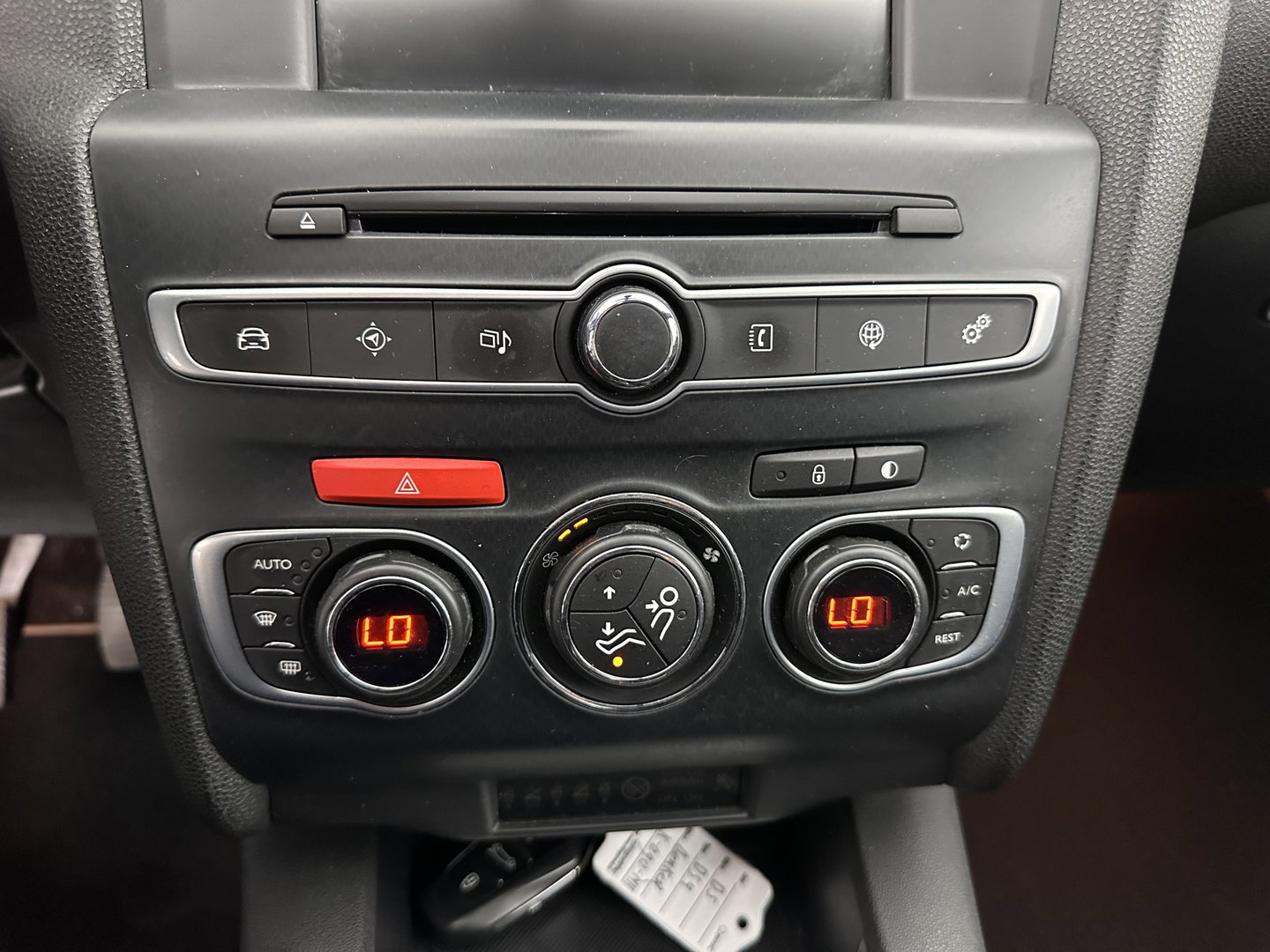 DS DS 4 1.6 BlueHDi Chic *PANO-WINDOW | FULL-LED | LEATHER-ALCANTARA | HEATED-COMFORTSEATS | NAVI-FULLMAP | DAB | CAMERA | PRIVACYGLASS | ECC | PDC | CRUISE | KEYLESS | TOWBAR | 16''ALU*