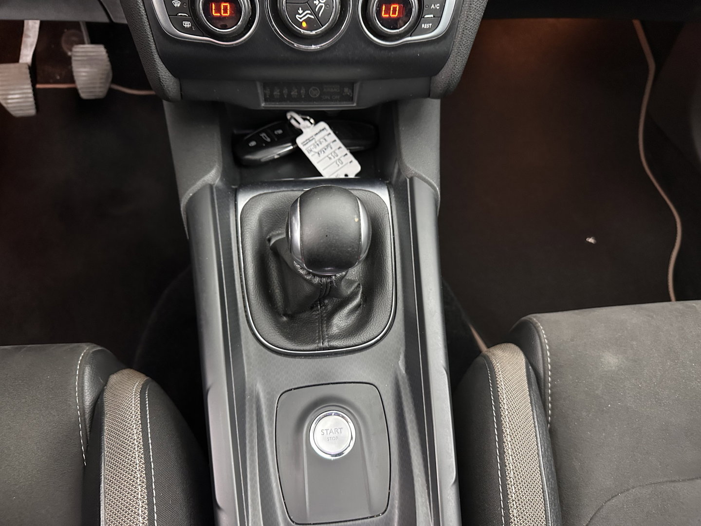 DS DS 4 1.6 BlueHDi Chic *PANO-WINDOW | FULL-LED | LEATHER-ALCANTARA | HEATED-COMFORTSEATS | NAVI-FULLMAP | DAB | CAMERA | PRIVACYGLASS | ECC | PDC | CRUISE | KEYLESS | TOWBAR | 16''ALU*