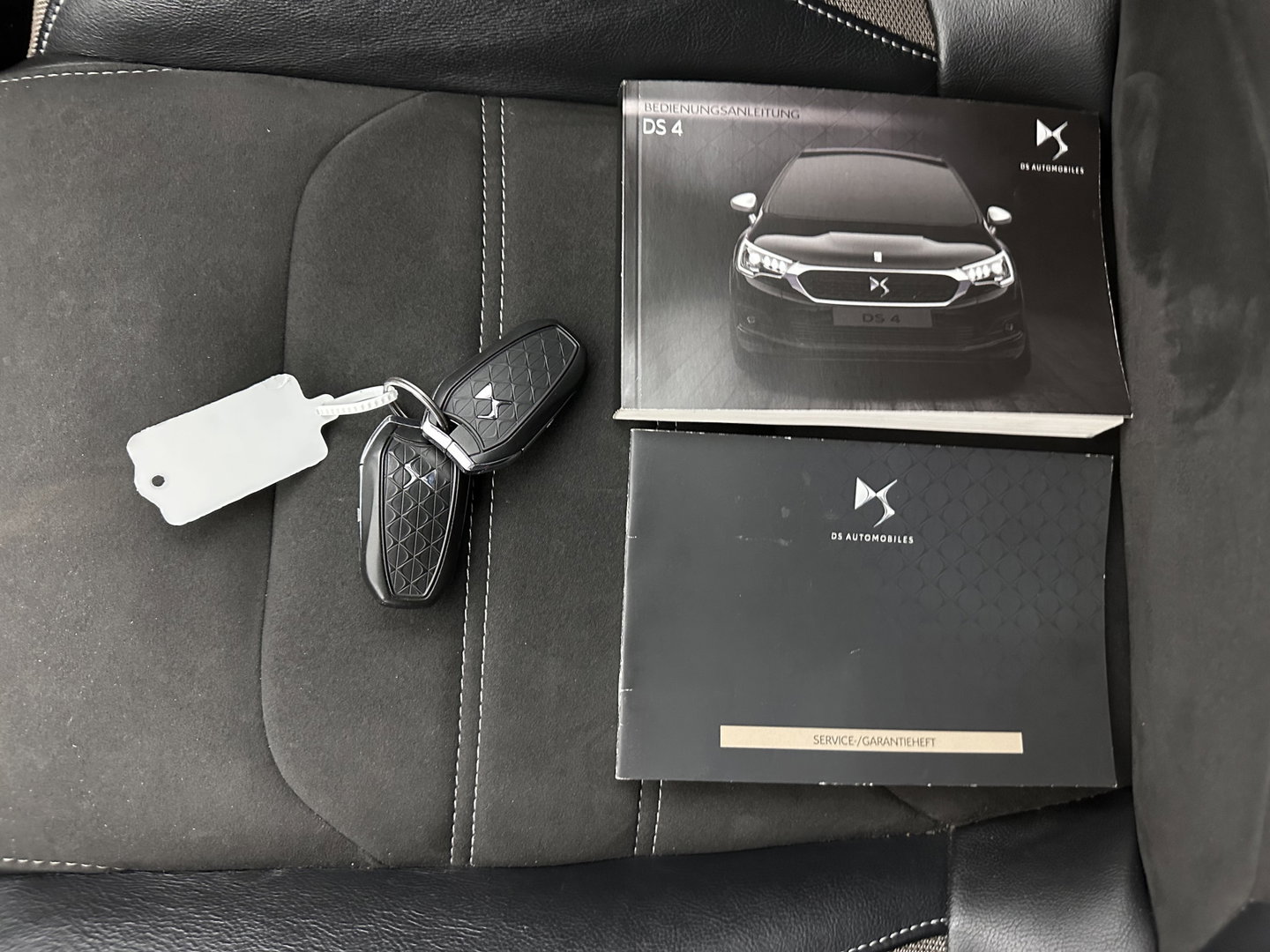 DS DS 4 1.6 BlueHDi Chic *PANO-WINDOW | FULL-LED | LEATHER-ALCANTARA | HEATED-COMFORTSEATS | NAVI-FULLMAP | DAB | CAMERA | PRIVACYGLASS | ECC | PDC | CRUISE | KEYLESS | TOWBAR | 16''ALU*