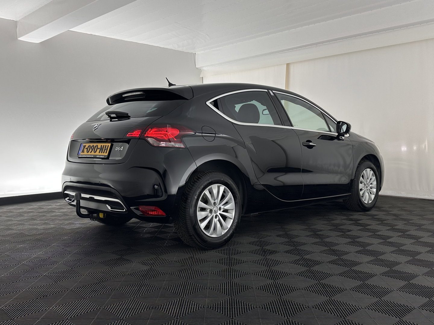 DS DS 4 1.6 BlueHDi Chic *PANO-WINDOW | FULL-LED | LEATHER-ALCANTARA | HEATED-COMFORTSEATS | NAVI-FULLMAP | DAB | CAMERA | PRIVACYGLASS | ECC | PDC | CRUISE | KEYLESS | TOWBAR | 16''ALU*