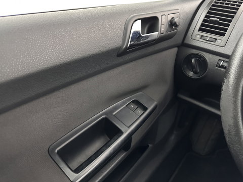 Volkswagen Polo 1.2 Optive motor not running well *AIRCO | RADIO | COMFORTSEATS | 17''ALU*