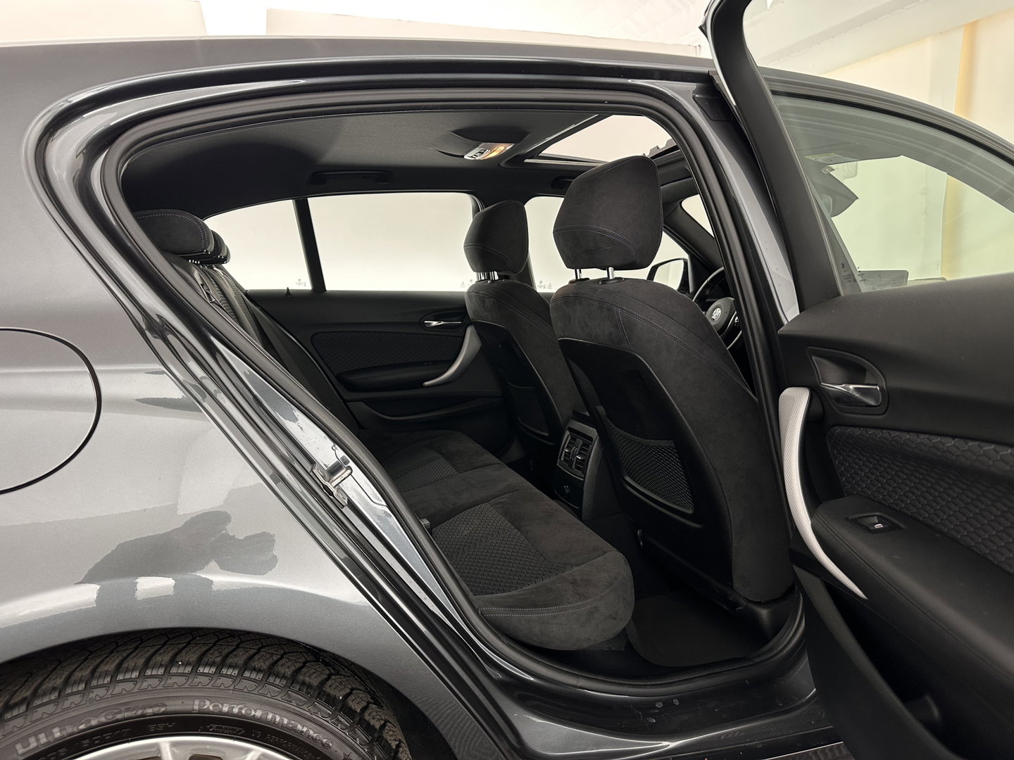 BMW 1-serie 118d M-Sportpack Executive Aut. *PANO | ALCANTARA |  FULL-LED | HEATED-SPORTSEATS | MEMORY-PACK | CAMERA | KEYLESS | DAB | NAVI-FULLMAP | PRIVACYGLASS | ECC | PDC | ADAPTIVE-CRUISE | 17''ALU*