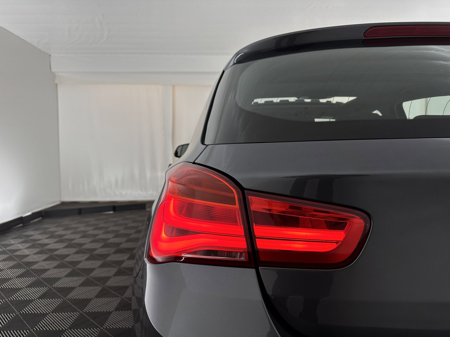 BMW 1-serie 118d M-Sportpack Executive Aut. *PANO | ALCANTARA |  FULL-LED | HEATED-SPORTSEATS | MEMORY-PACK | CAMERA | KEYLESS | DAB | NAVI-FULLMAP | PRIVACYGLASS | ECC | PDC | ADAPTIVE-CRUISE | 17''ALU*