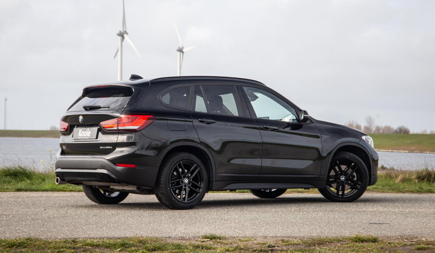BMW X1 xDrive25e Executive BLACK LINE / CAMERA / CARPLAY / HEAD UP DISPLAY / LEDER / LED / CRUISE CONTROLE / STOELVERWARMING