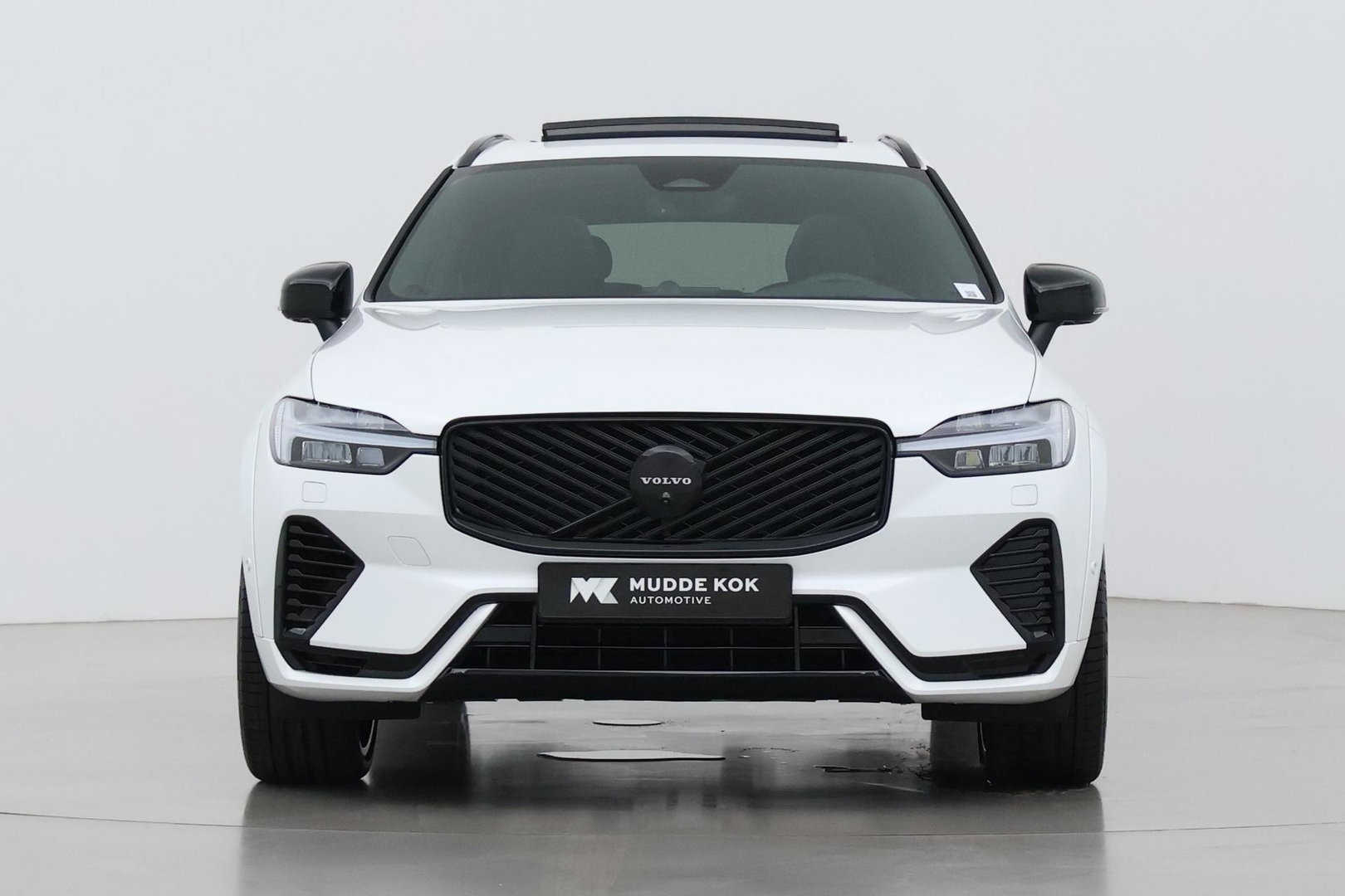 Volvo XC60 T6 Ultra Black Edition | 22 Inch | Luchtvering | Bowers & Wilkins | 360° Camera | Stoelventilatie
