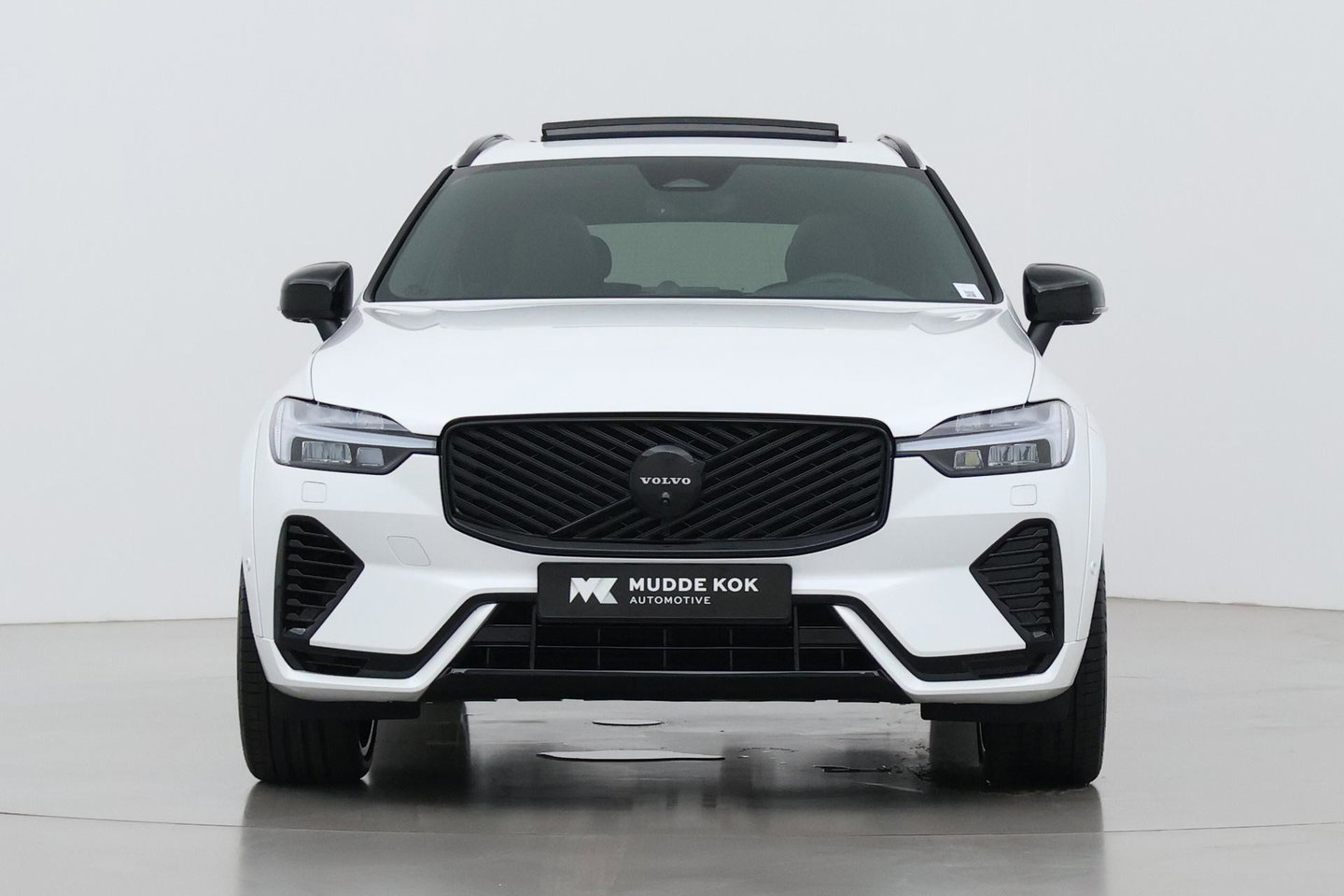 Volvo XC60 T6 Ultra Black Edition | 22 Inch | Luchtvering | Bowers & Wilkins | 360° Camera | Stoelventilatie