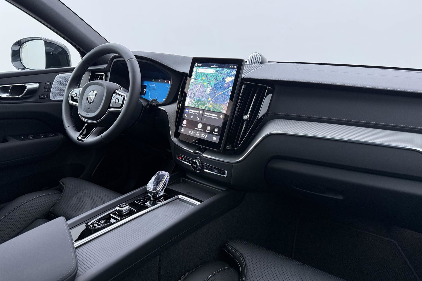 Volvo XC60 T6 Ultra Black Edition | 22 Inch | Luchtvering | Bowers & Wilkins | 360° Camera | Stoelventilatie