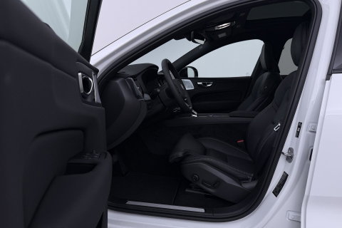 Volvo XC60 T6 Ultra Black Edition | 22 Inch | Luchtvering | Bowers & Wilkins | 360° Camera | Stoelventilatie