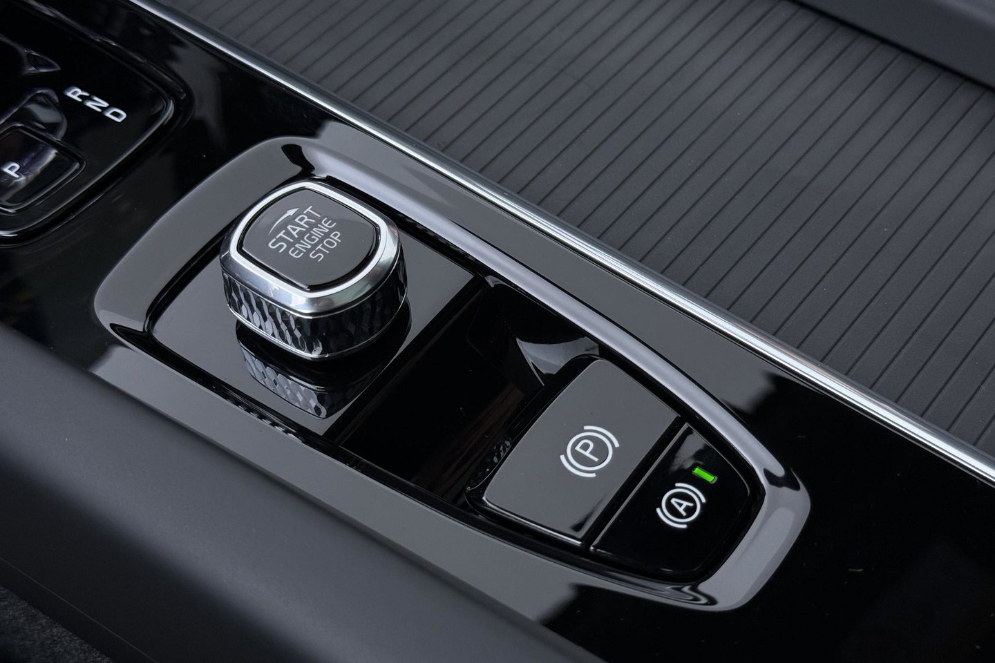 Volvo XC60 T6 Ultra Black Edition | 22 Inch | Luchtvering | Bowers & Wilkins | 360° Camera | Stoelventilatie