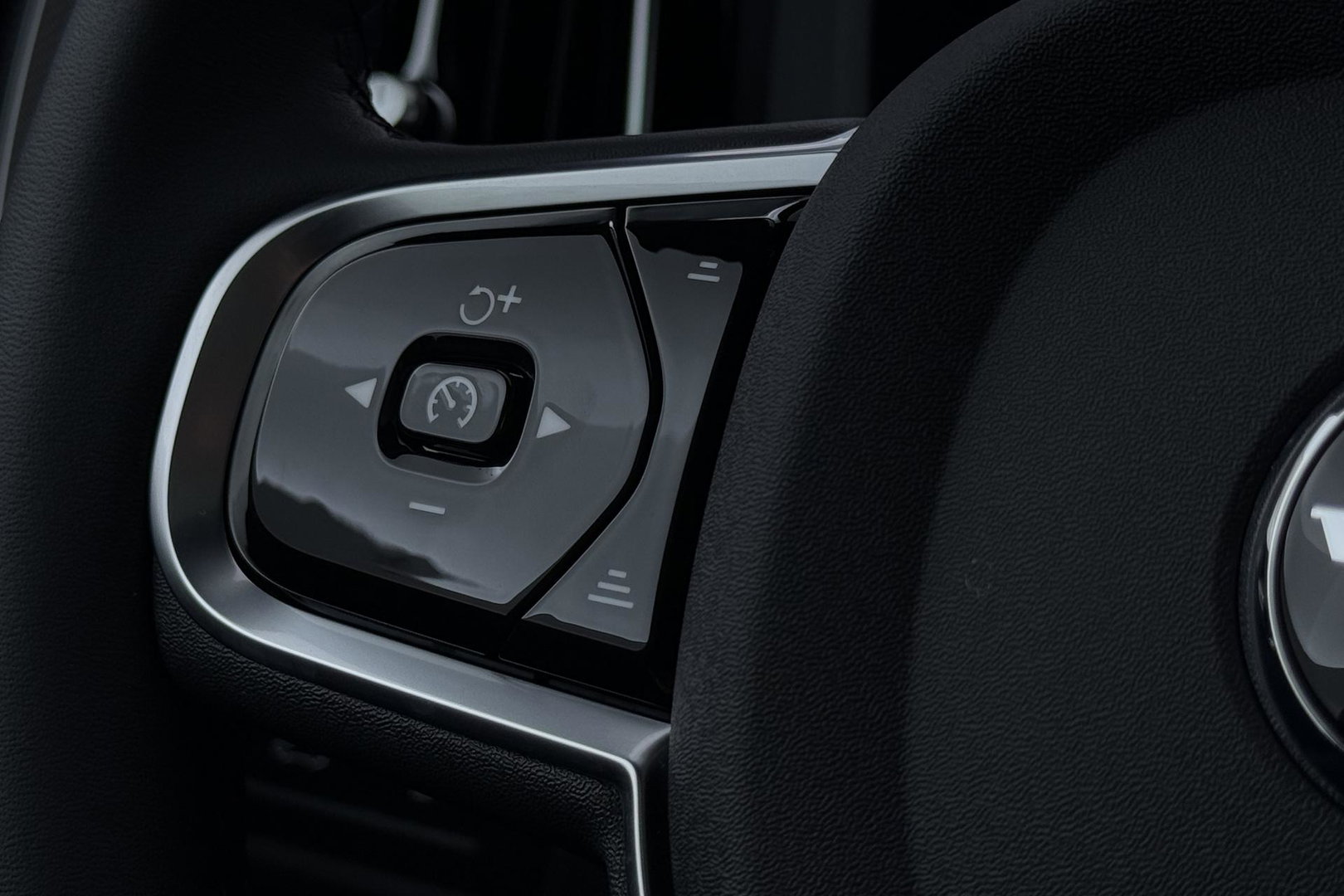 Volvo XC60 T6 Ultra Black Edition | 22 Inch | Luchtvering | Bowers & Wilkins | 360° Camera | Stoelventilatie