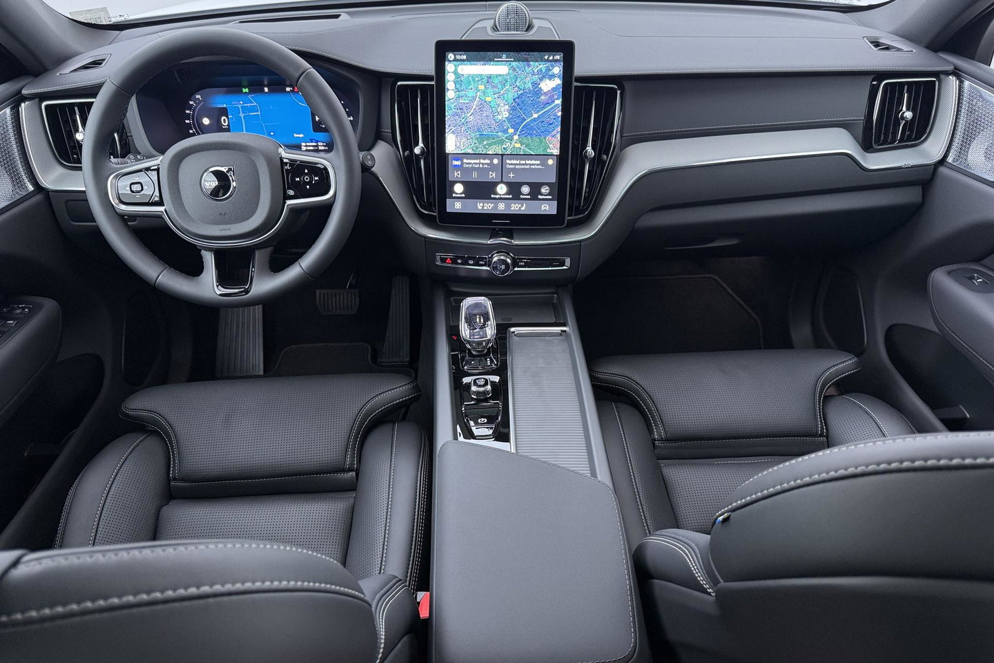 Volvo XC60 T6 Ultra Black Edition | 22 Inch | Luchtvering | Bowers & Wilkins | 360° Camera | Stoelventilatie
