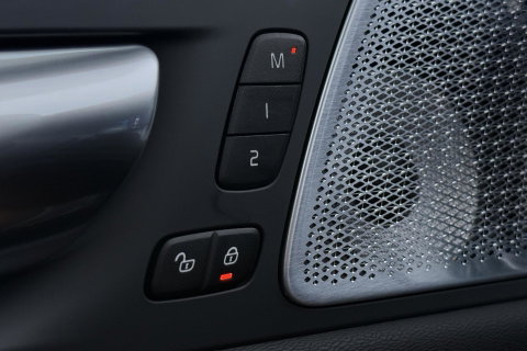 Volvo XC60 T6 Ultra Black Edition | 22 Inch | Luchtvering | Bowers & Wilkins | 360° Camera | Stoelventilatie