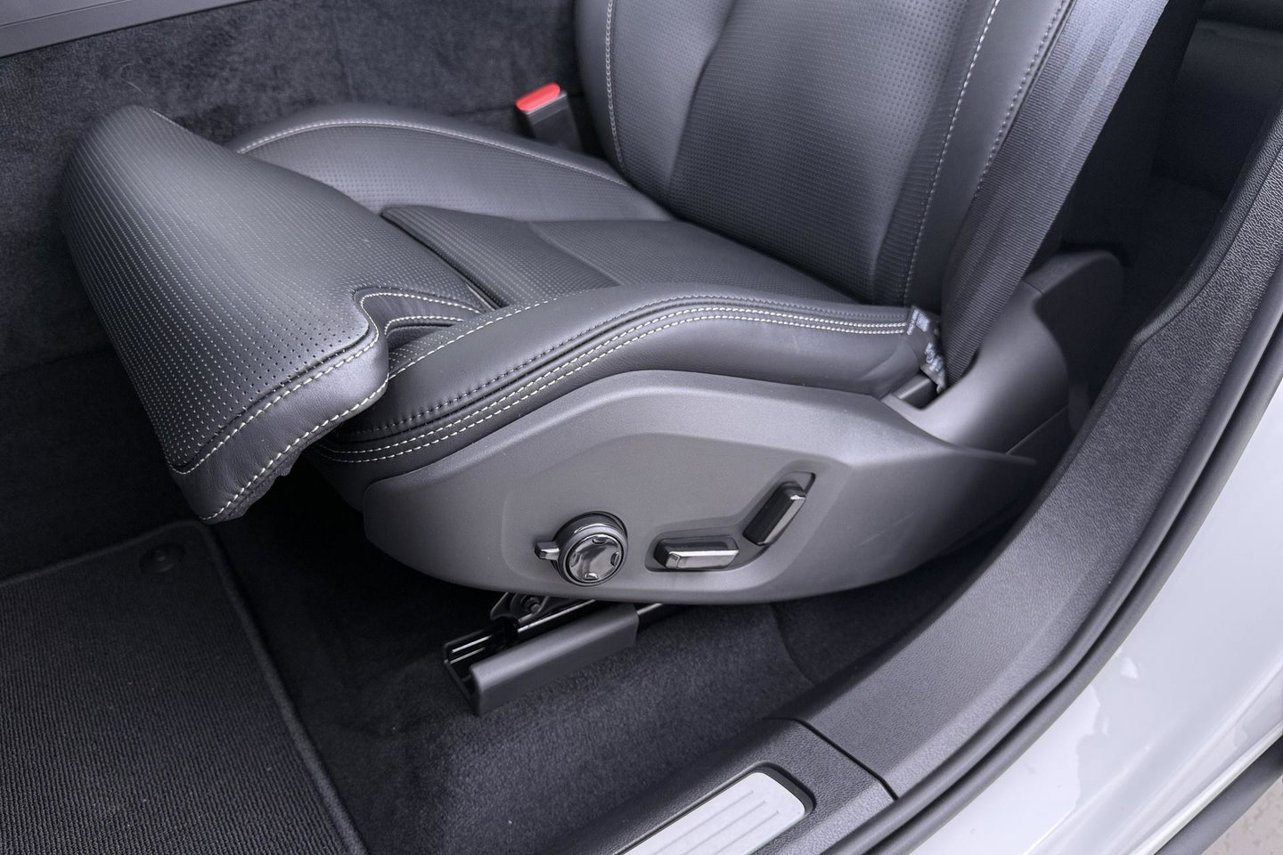 Volvo XC60 T6 Ultra Black Edition | 22 Inch | Luchtvering | Bowers & Wilkins | 360° Camera | Stoelventilatie
