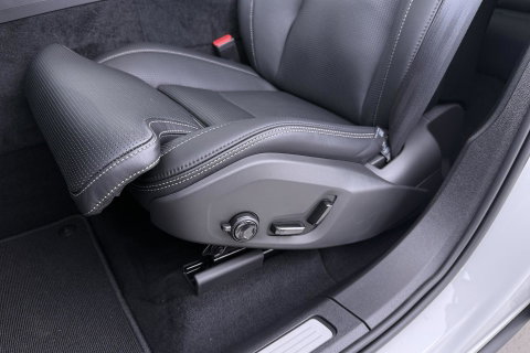 Volvo XC60 T6 Ultra Black Edition | 22 Inch | Luchtvering | Bowers & Wilkins | 360° Camera | Stoelventilatie