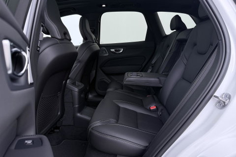 Volvo XC60 T6 Ultra Black Edition | 22 Inch | Luchtvering | Bowers & Wilkins | 360° Camera | Stoelventilatie