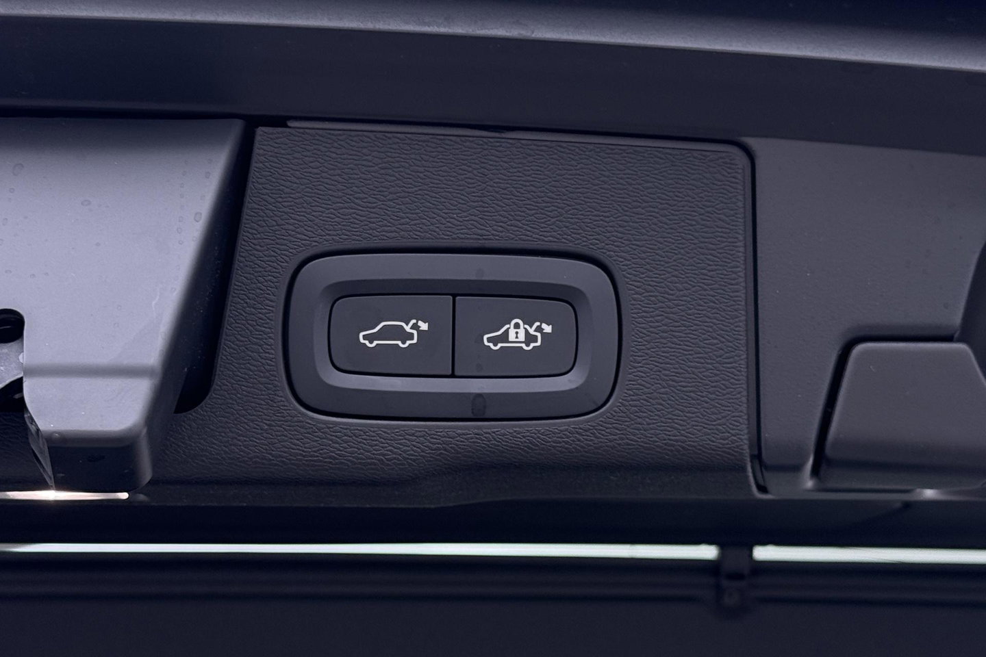 Volvo XC60 T6 Ultra Black Edition | 22 Inch | Luchtvering | Bowers & Wilkins | 360° Camera | Stoelventilatie