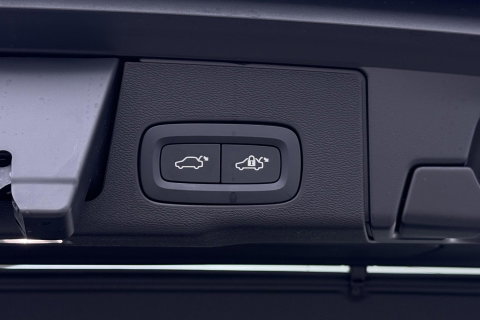 Volvo XC60 T6 Ultra Black Edition | 22 Inch | Luchtvering | Bowers & Wilkins | 360° Camera | Stoelventilatie