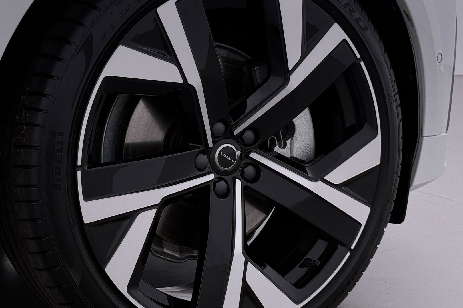 Volvo XC60 T6 Ultra Black Edition | 22 Inch | Luchtvering | Bowers & Wilkins | 360° Camera | Stoelventilatie