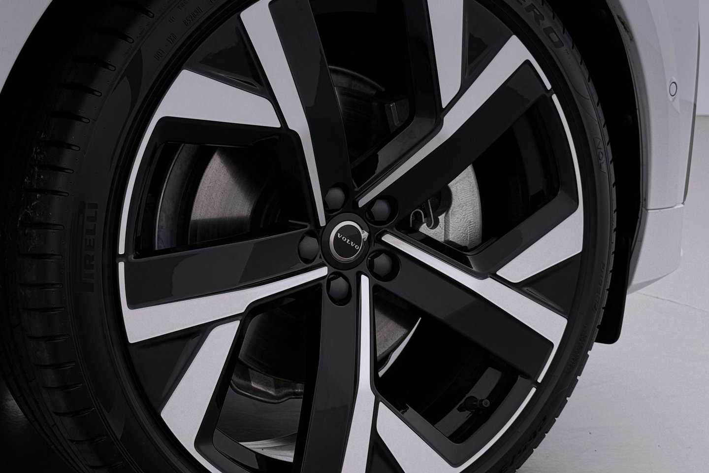 Volvo XC60 T6 Ultra Black Edition | 22 Inch | Luchtvering | Bowers & Wilkins | 360° Camera | Stoelventilatie