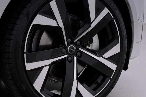 Volvo XC60 T6 Ultra Black Edition | 22 Inch | Luchtvering | Bowers & Wilkins | 360° Camera | Stoelventilatie