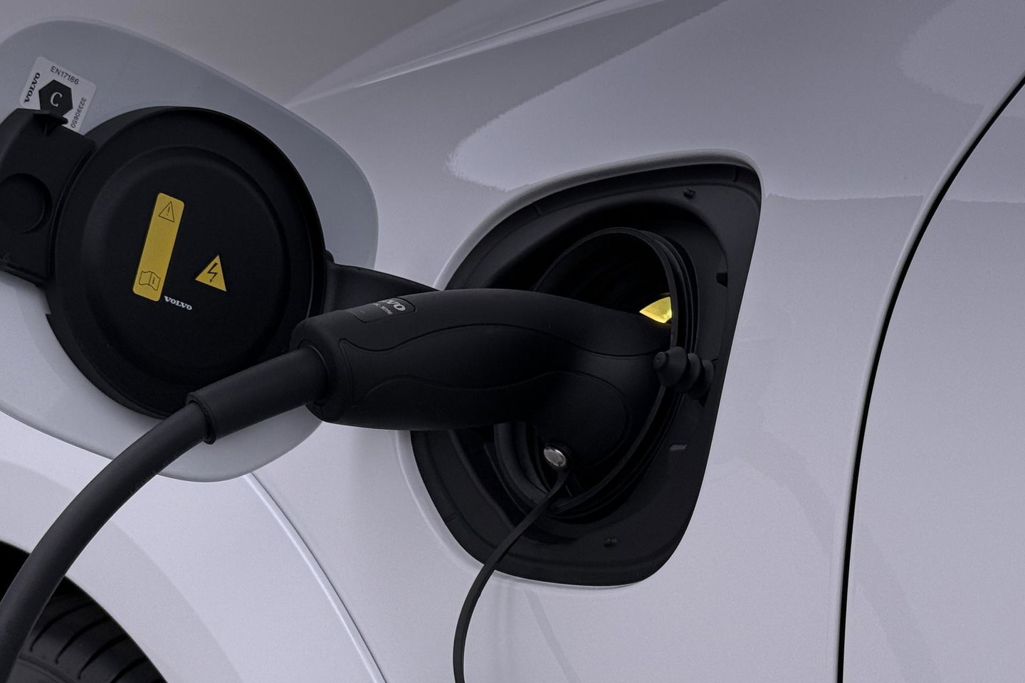 Volvo XC60 T6 Ultra Black Edition | 22 Inch | Luchtvering | Bowers & Wilkins | 360° Camera | Stoelventilatie