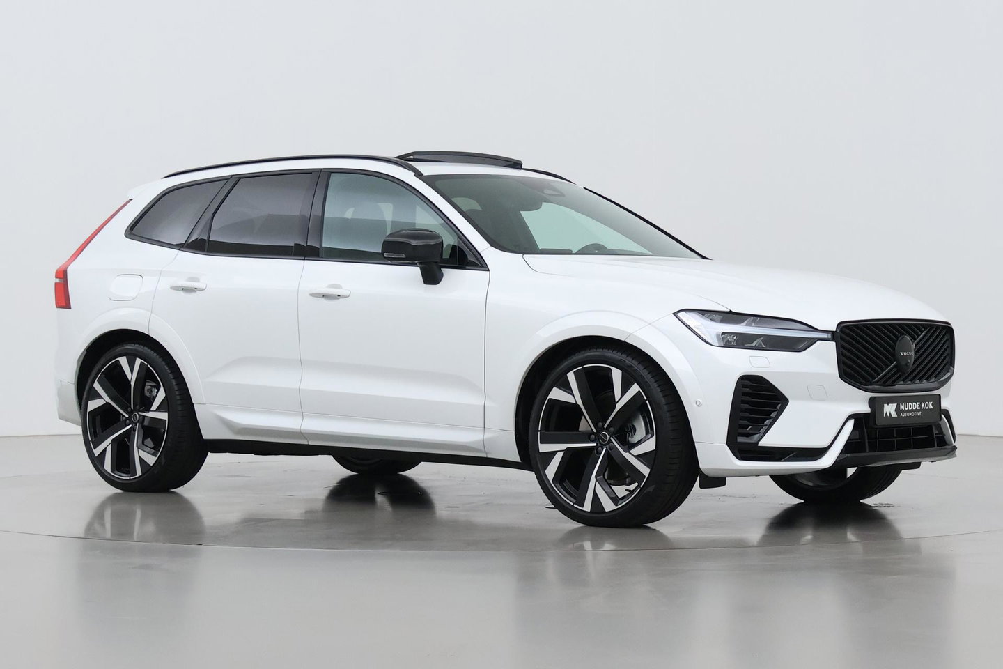 Volvo XC60 T6 Ultra Black Edition | 22 Inch | Luchtvering | Bowers & Wilkins | 360° Camera | Stoelventilatie