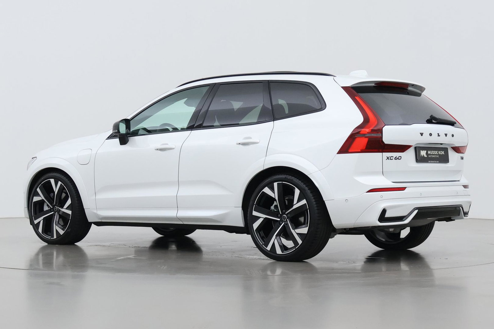 Volvo XC60 T6 Ultra Black Edition | 22 Inch | Luchtvering | Bowers & Wilkins | 360° Camera | Stoelventilatie