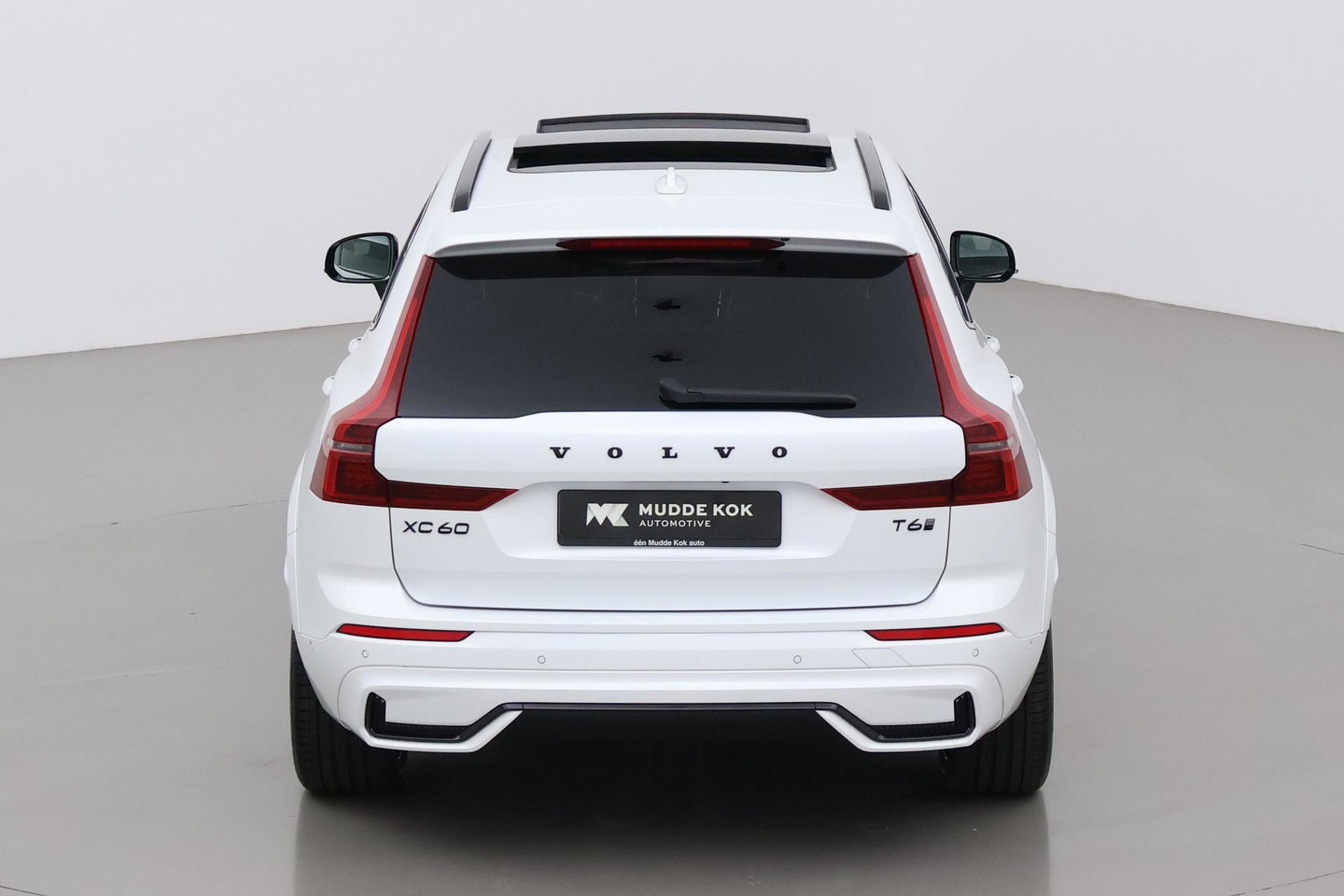 Volvo XC60 T6 Ultra Black Edition | 22 Inch | Luchtvering | Bowers & Wilkins | 360° Camera | Stoelventilatie