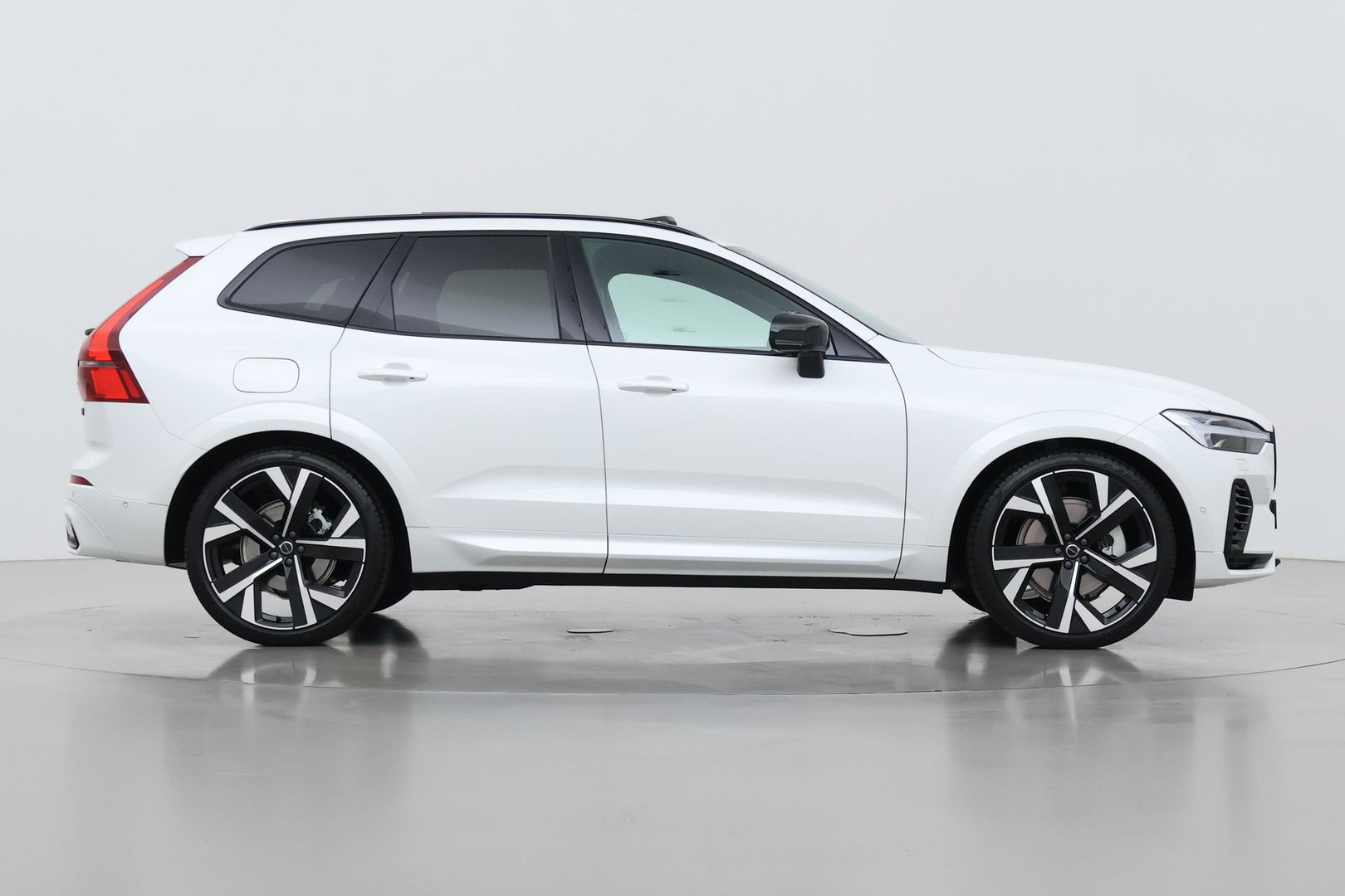 Volvo XC60 T6 Ultra Black Edition | 22 Inch | Luchtvering | Bowers & Wilkins | 360° Camera | Stoelventilatie