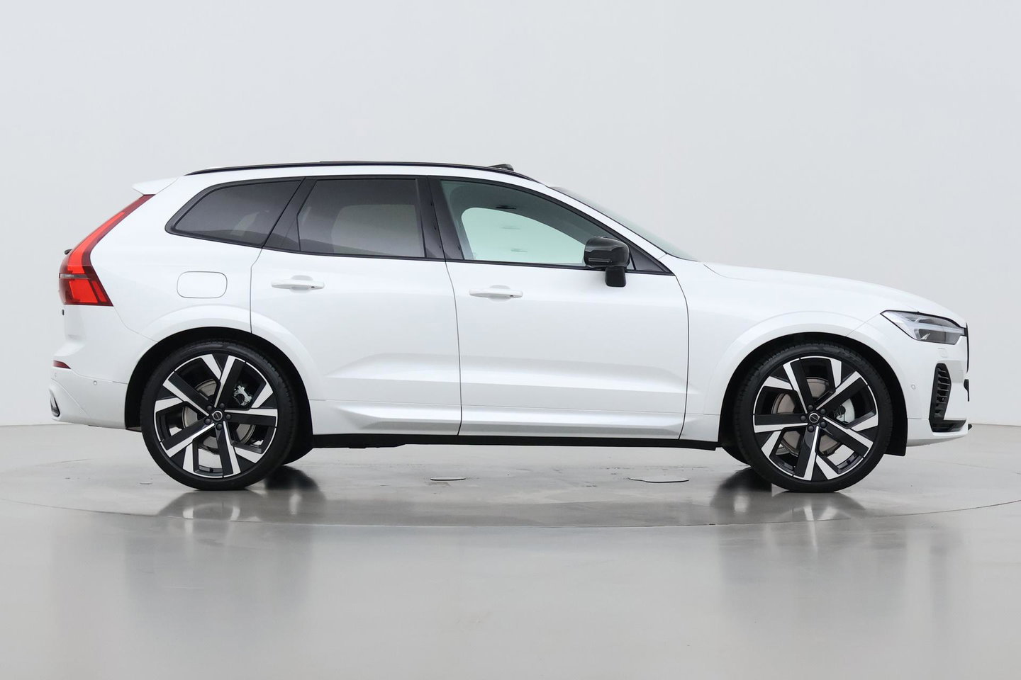 Volvo XC60 T6 Ultra Black Edition | 22 Inch | Luchtvering | Bowers & Wilkins | 360° Camera | Stoelventilatie