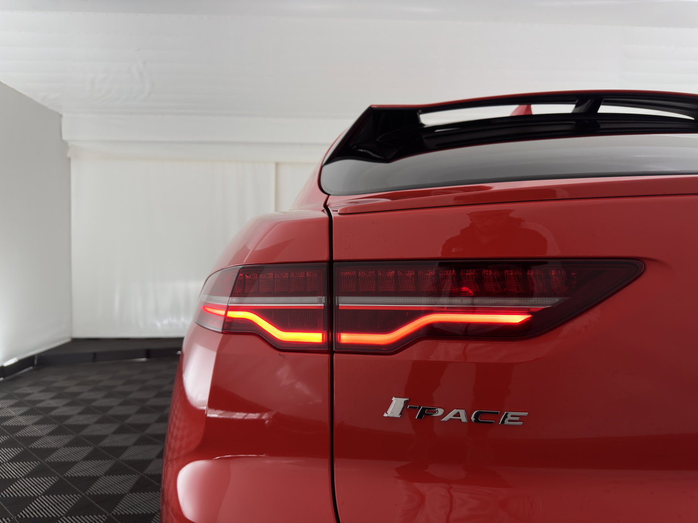 Jaguar I-PACE EV400 First Edition 90 kWh {SoH-90%} Aut. *PANO | HEAD-UP | LEATHER | FULL-LED | HEATED-SPORTSEATS | MEMORY-PACK | BLIND-SPOT | MERIDIAN-SOUND | DIGI-COCKPIT | PRIVACY-GLASS | AMBIENT-LIGHT | CAMERA | KEYLESS | 22''ALU*