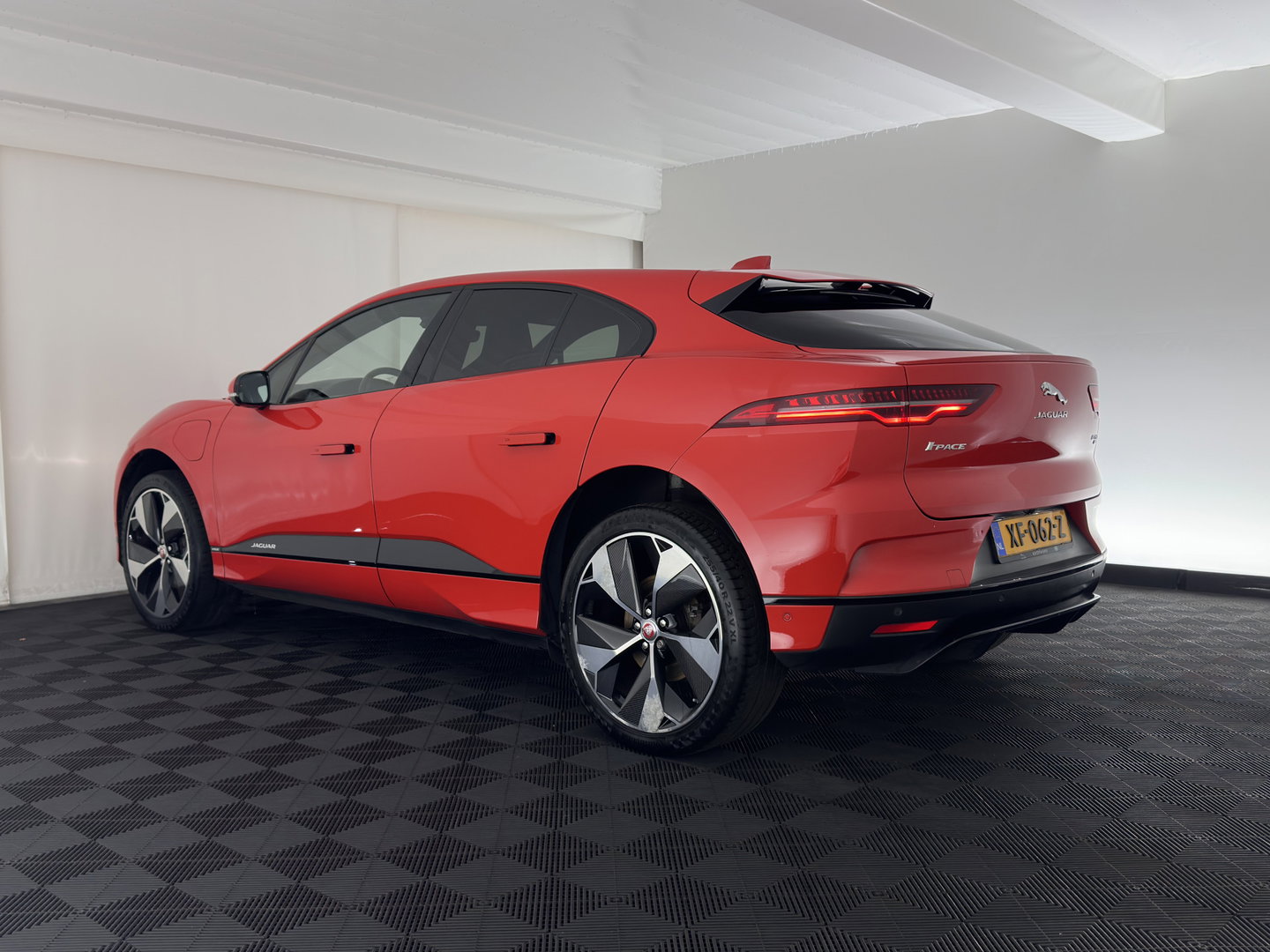 Jaguar I-PACE EV400 First Edition 90 kWh {SoH-90%} Aut. *PANO | HEAD-UP | LEATHER | FULL-LED | HEATED-SPORTSEATS | MEMORY-PACK | BLIND-SPOT | MERIDIAN-SOUND | DIGI-COCKPIT | PRIVACY-GLASS | AMBIENT-LIGHT | CAMERA | KEYLESS | 22''ALU*