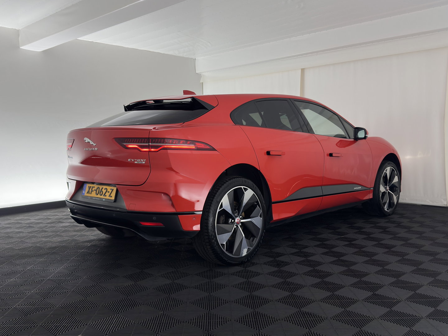 Jaguar I-PACE EV400 First Edition 90 kWh {SoH-90%} Aut. *PANO | HEAD-UP | LEATHER | FULL-LED | HEATED-SPORTSEATS | MEMORY-PACK | BLIND-SPOT | MERIDIAN-SOUND | DIGI-COCKPIT | PRIVACY-GLASS | AMBIENT-LIGHT | CAMERA | KEYLESS | 22''ALU*